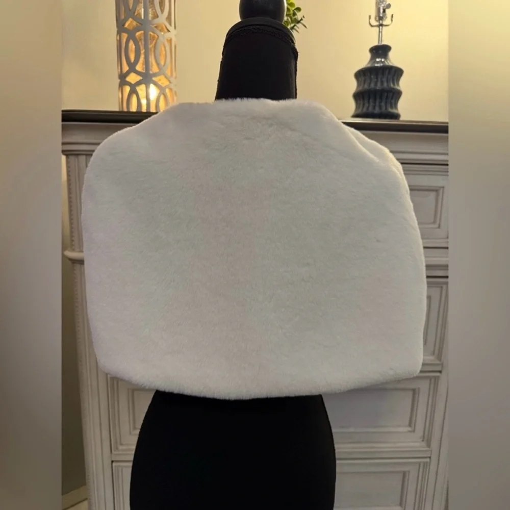 Children’s Place Girl’s White Faux Fur Shawl Wrap w/Rhinestone Closure XXL/TTG16 - Picture 3 of 5